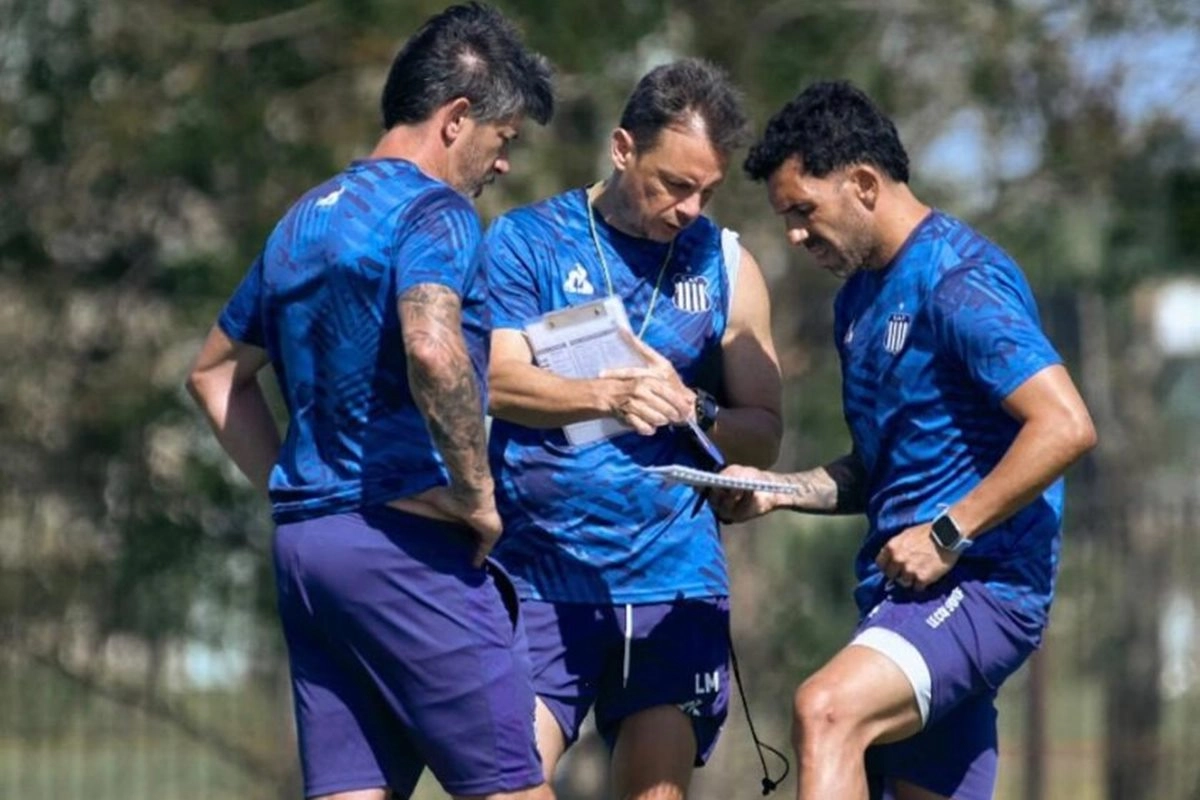 Marcogiuseppe mostrando indicaciones a T&eacute;vez y Pablo P&eacute;rez.
