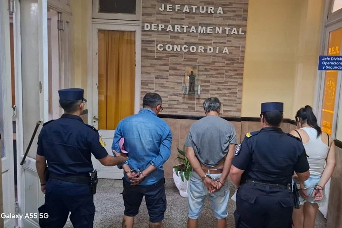 Los tres detenidos ingresando a dependencias policiales