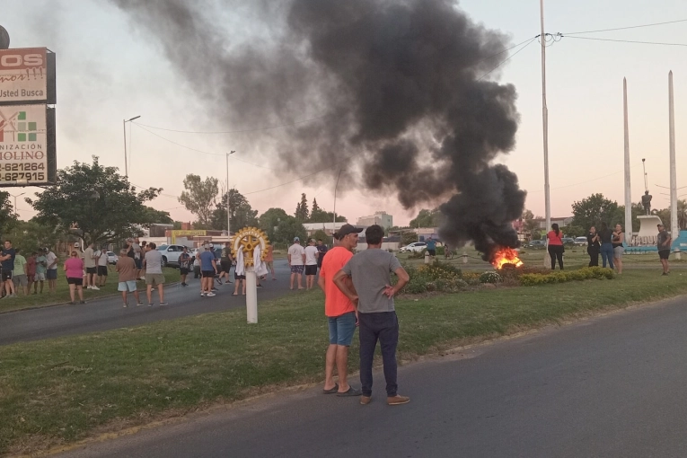 Trabajadores protestaron y adelantaron que van "cortar en la ruta 14"