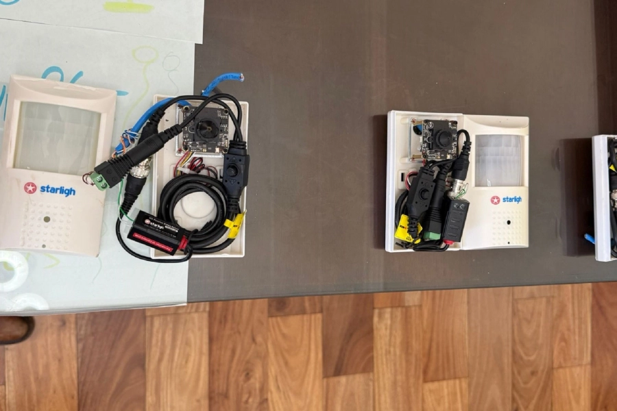 Los dispositivos fueron encontrados en la oficina del gobernador.