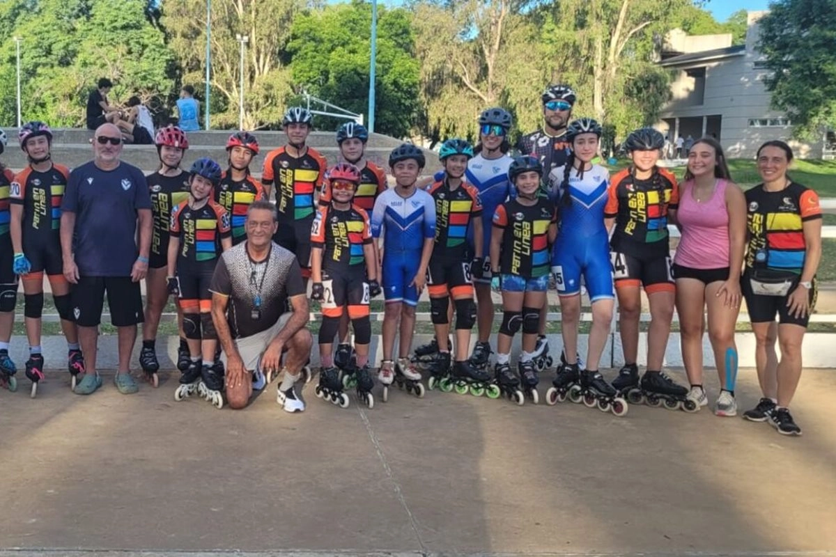 Patinadores locales realizan pretemporada con sus pares del club Velez Sardfield.