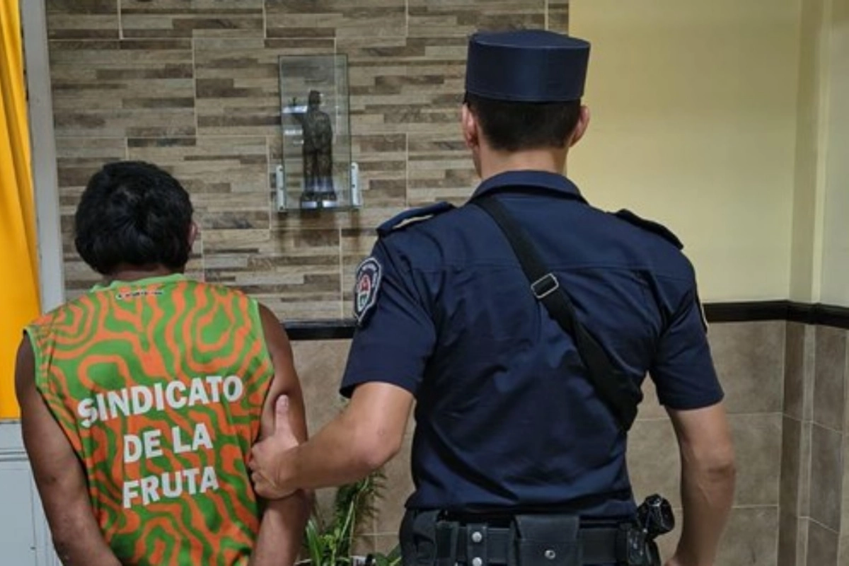 El hombre finalmente fue atrapado por la polic&iacute;a.