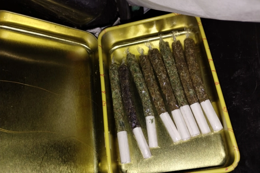 En el ba&uacute;l de la moto hab&iacute;a una caja de cigarrillos de marihuana.