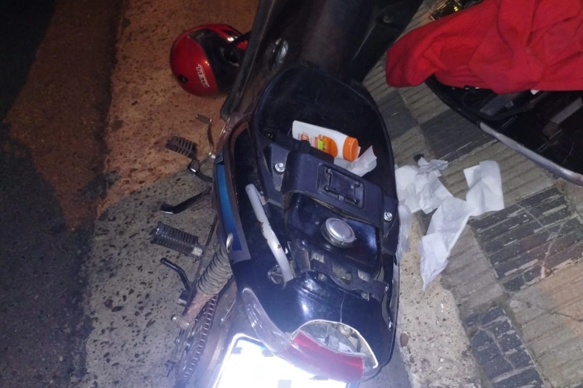 La moto se encontraba ca&iacute;da sobre el cord&oacute;n de la vereda.
