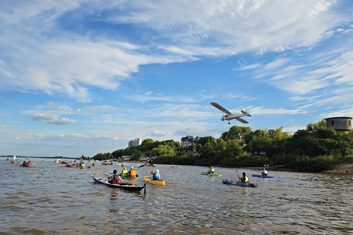 En caravana n&aacute;utica, vecinos de Col&oacute;n t la regi&oacute;n defiende el R&iacute;o Uruguay