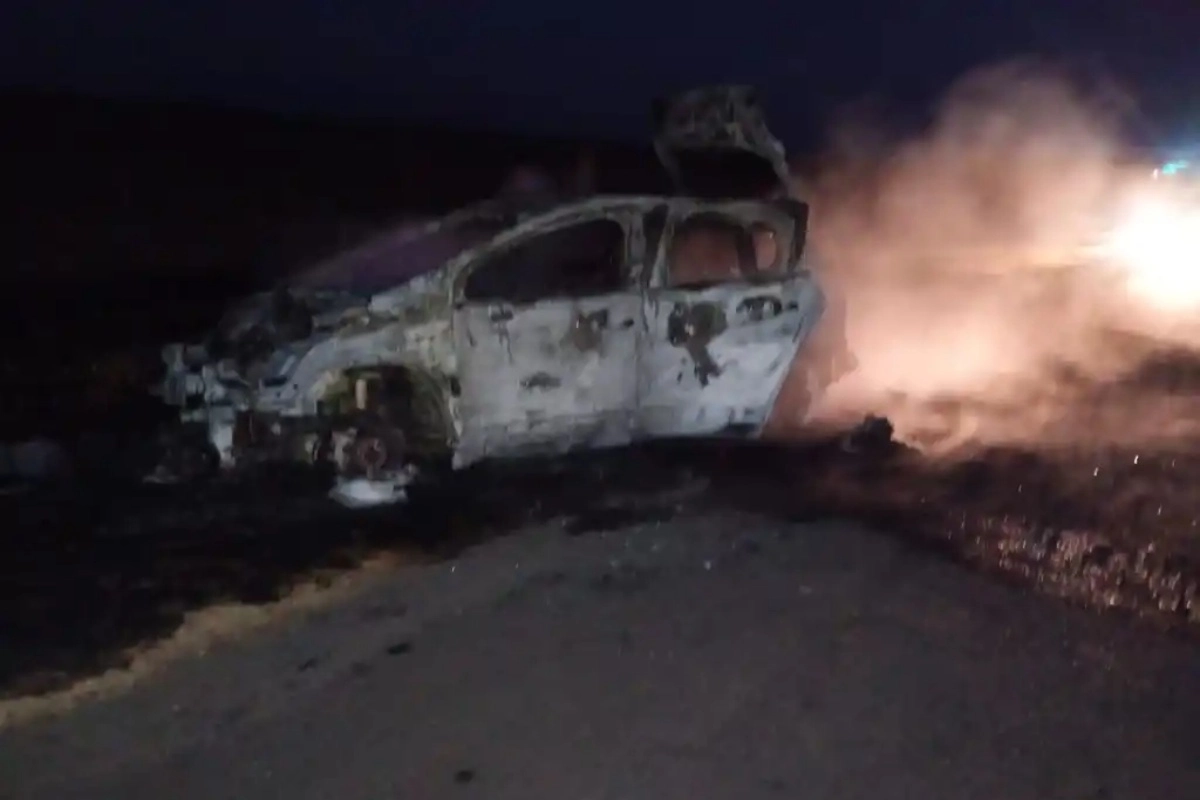 Las llamas consumieron por completo al veh&iacute;culo.