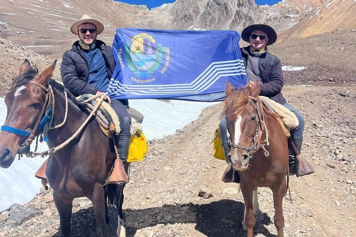 Los salte&ntilde;os posando con la bandera de su ciudad.