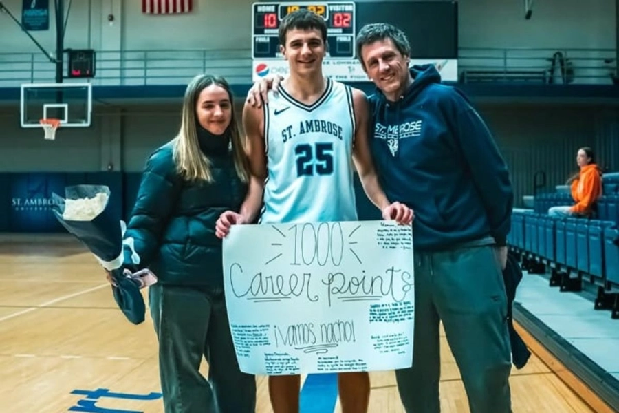 Su padre y hermana lo acompa&ntilde;aron en este d&iacute;a especial. 
Cr&eacute;dito: Saint Ambrose University