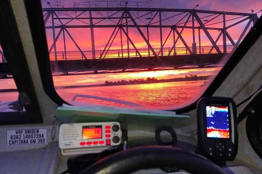 La embarcaci&oacute;n pasando por debajo del puente que lleva a la vieja Federaci&oacute;n