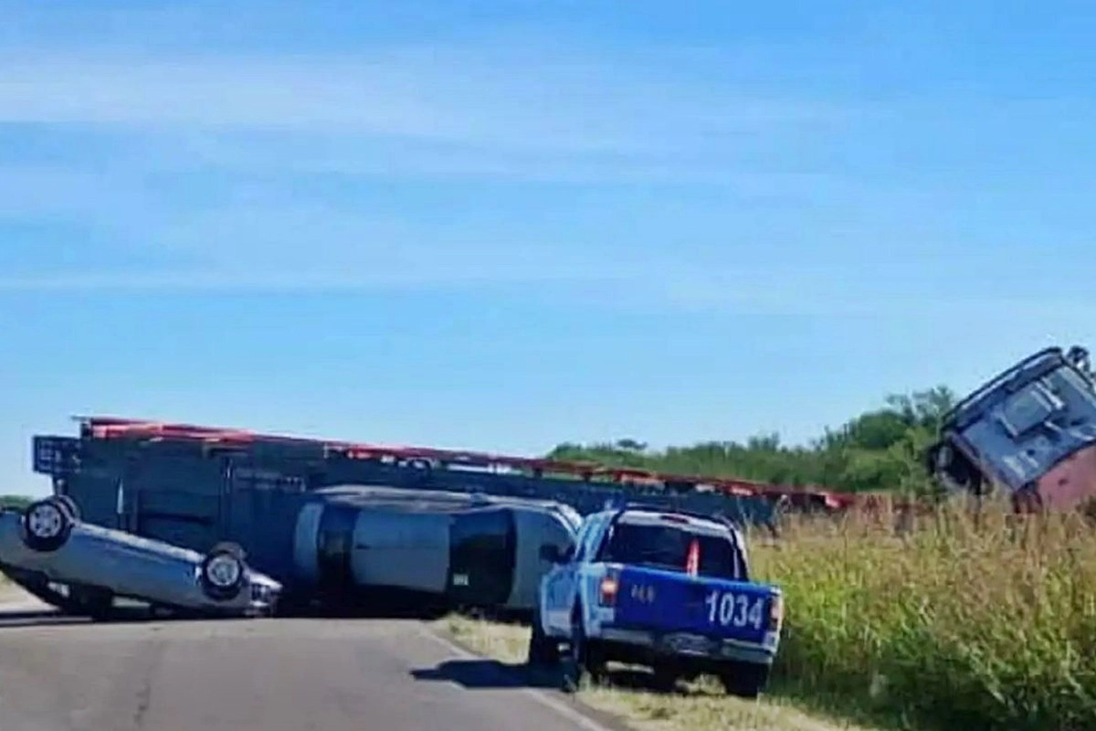 El cami&oacute;n qued&oacute; completamente atravesado en lla
