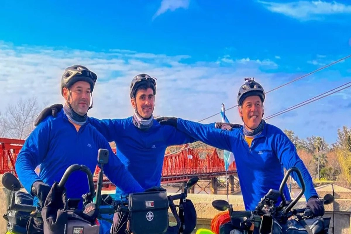 Tres entrerrianos pedalean por el continente para llegar al Mundial 2026.