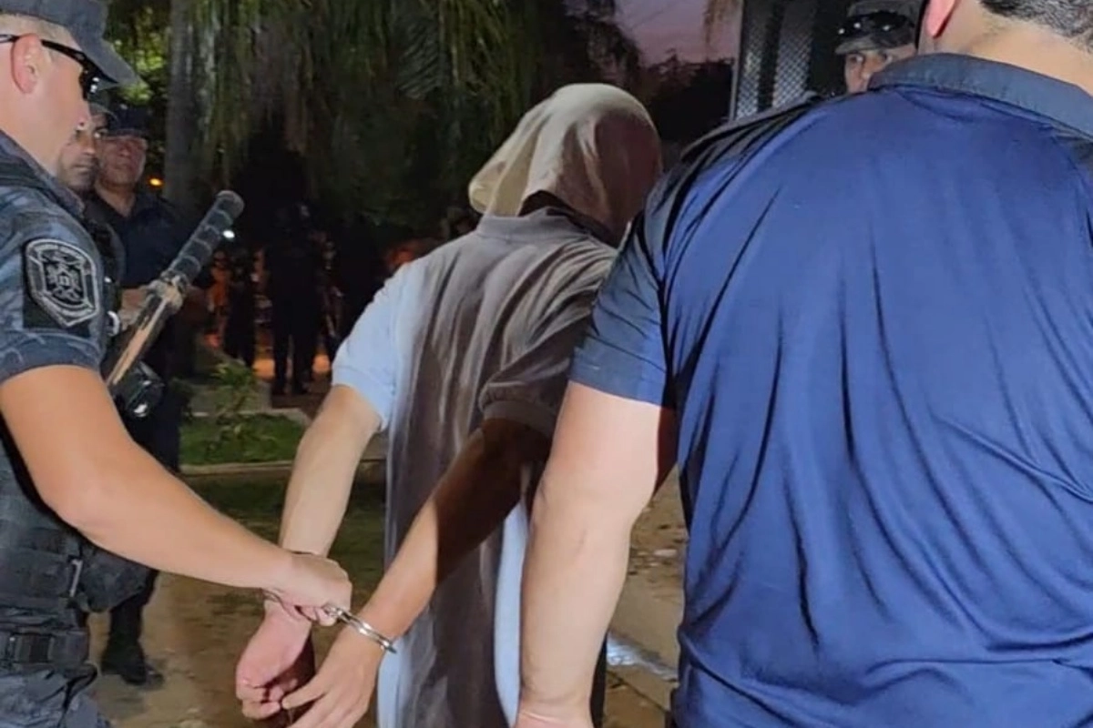 Dos personas resultaron detenidas.