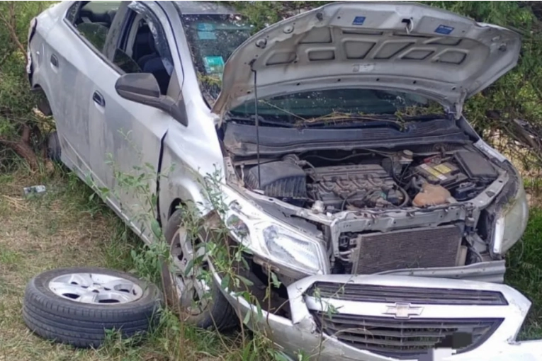 Intentó adelantar indebidamente a un camión y terminó despistando