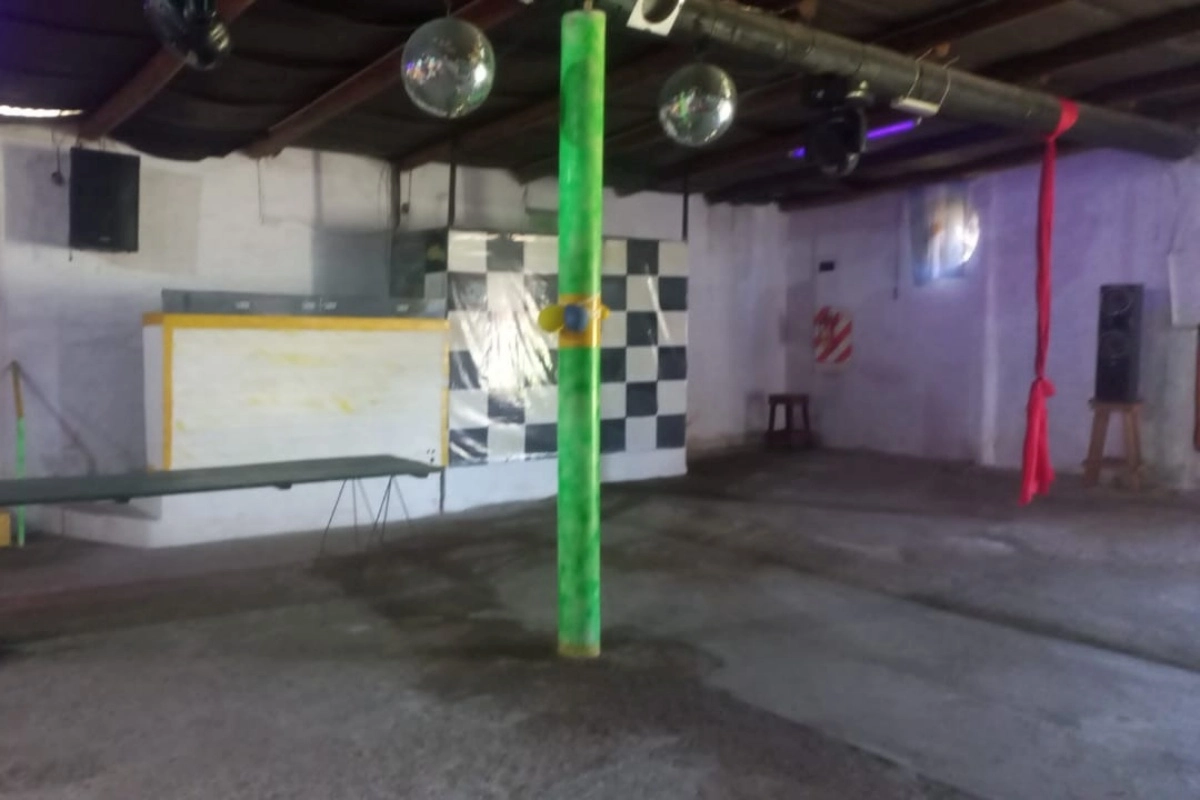 El lugar fue modificado por completo para funcionar como local bailable.