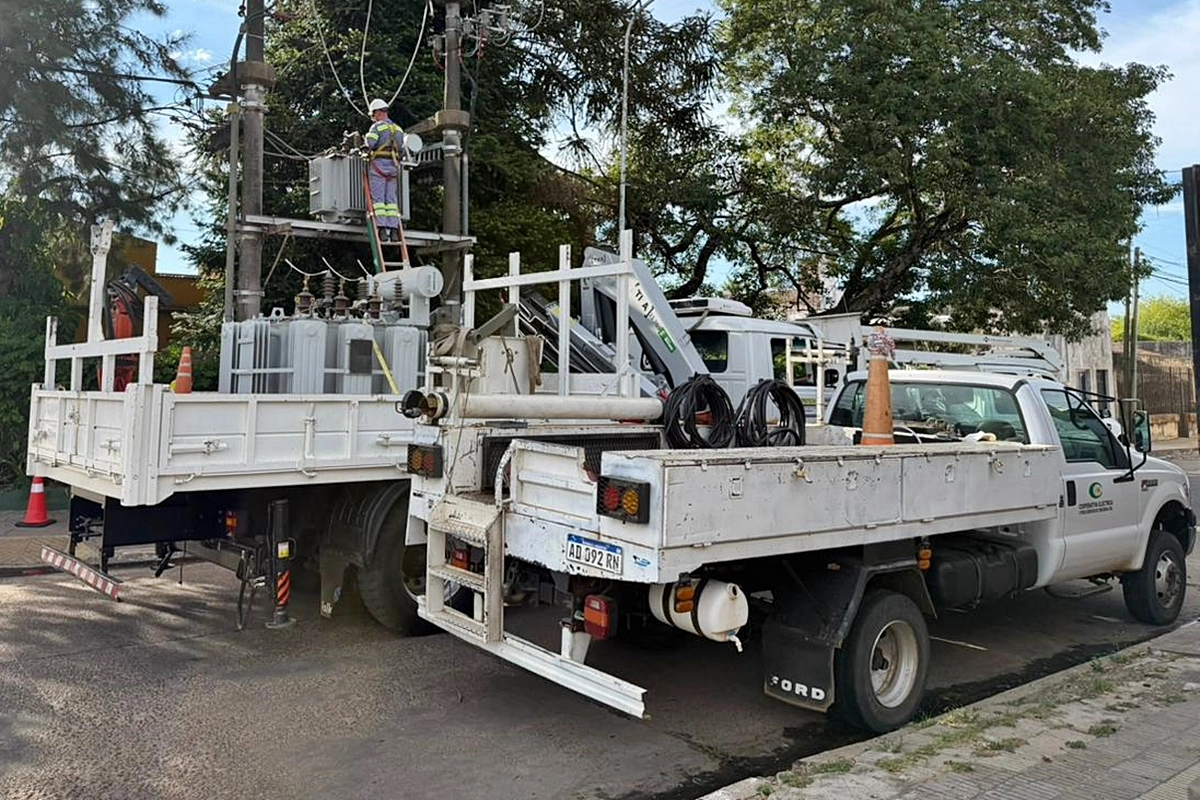 Cuadrillas de la Cooperativa El&eacute;ctrica tratando de resolver el inconveniente