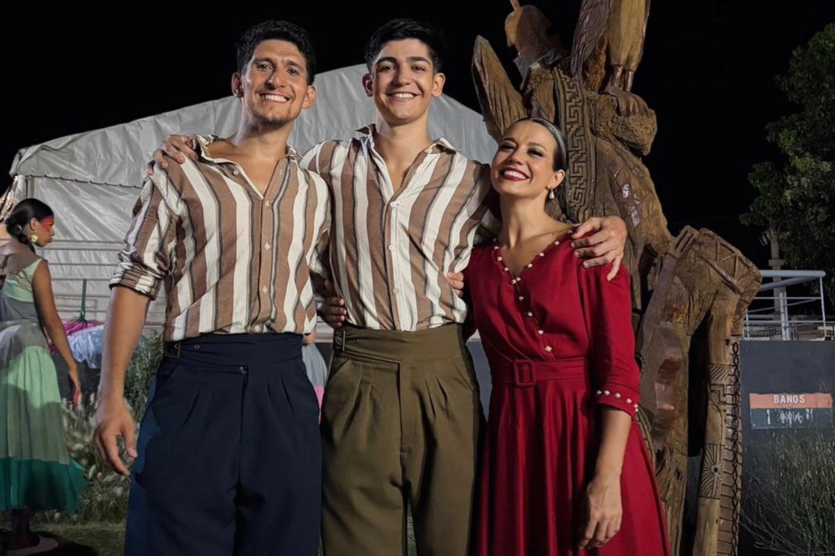 En el medio Gonzalo, a los costados su profesores Flo Passoni y Teto Forl&iacute;n.