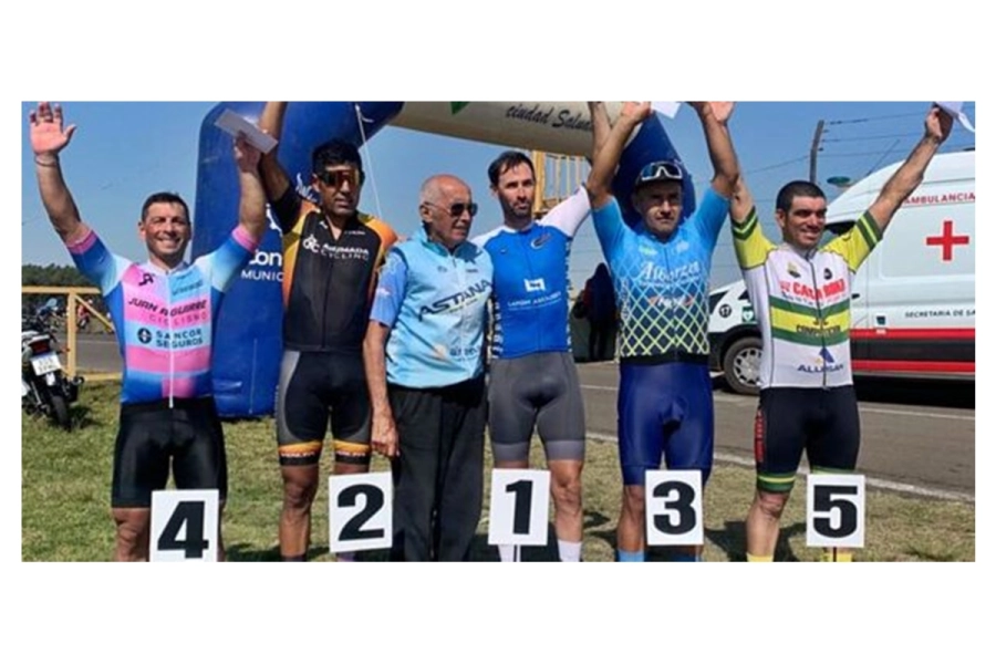 Martinez en el centro de la foto.