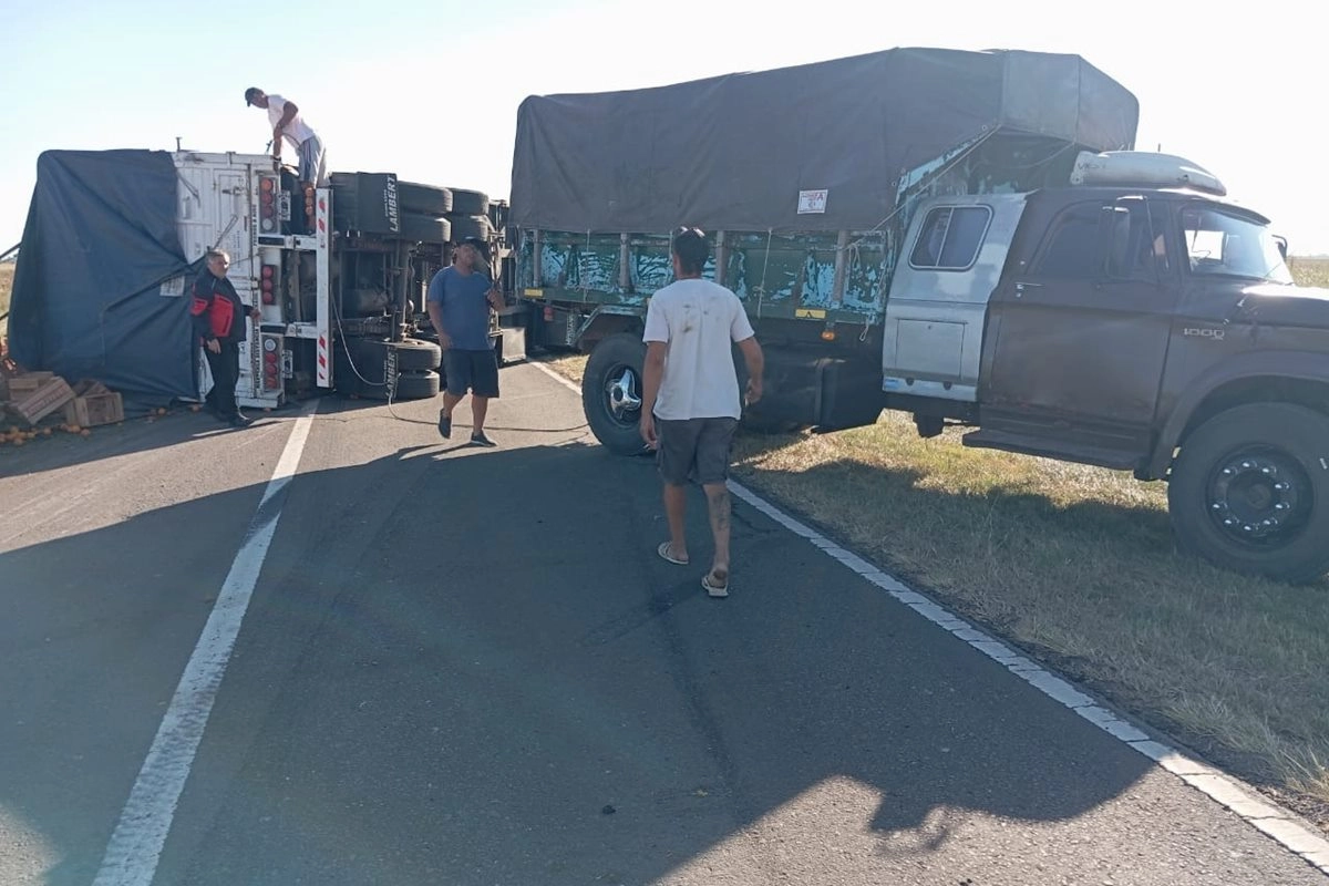 Nuevo accidente en Ruta 18 involucr&oacute; el vuelco de un acoplado.