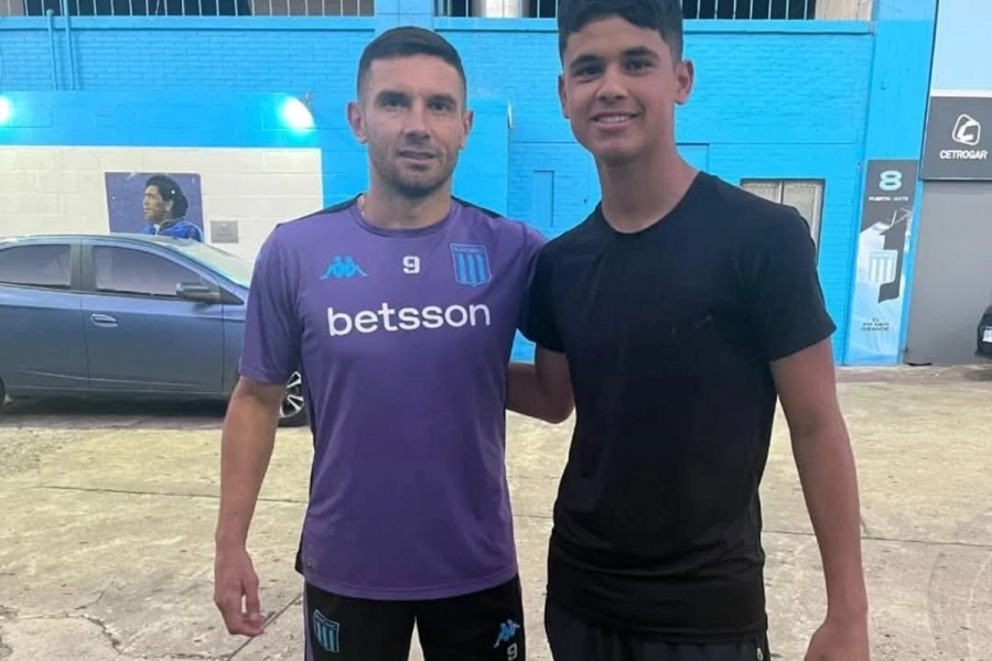 El joven arquero junto con el goleador "Maravilla" Mart&iacute;nez.