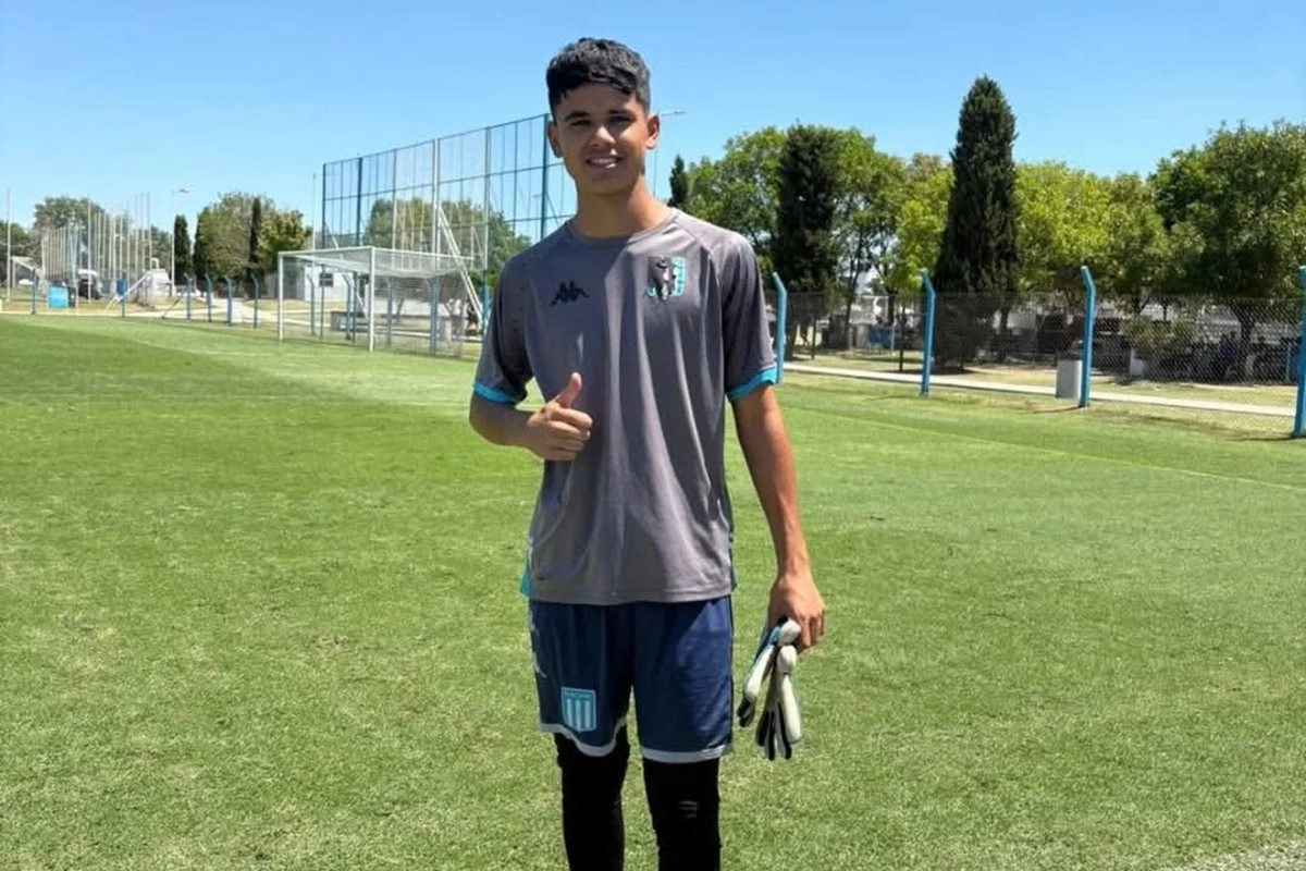 Dylan vistiendo sus nueva indumentaria con Racing Club de Avellaneda.