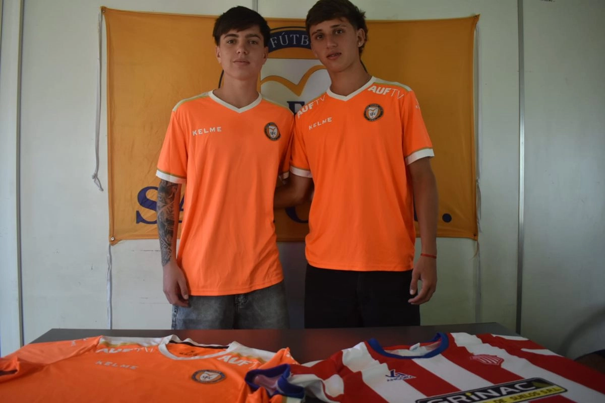 Santiago y Benjam&iacute;n luego de firmar su contrato.