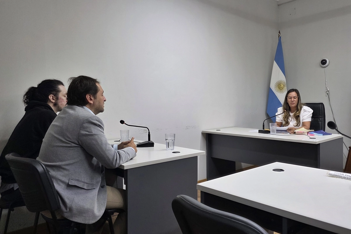 Laurta detr&aacute;s de su abogado defensor