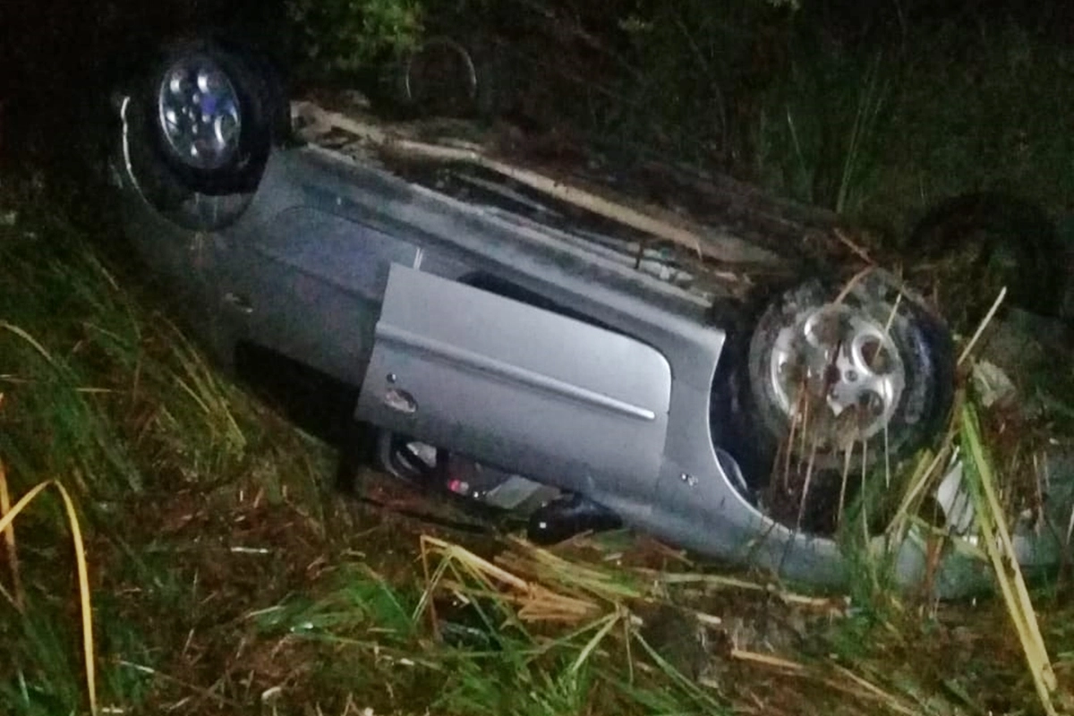 El veh&iacute;culo qued&oacute; completamente volcado.