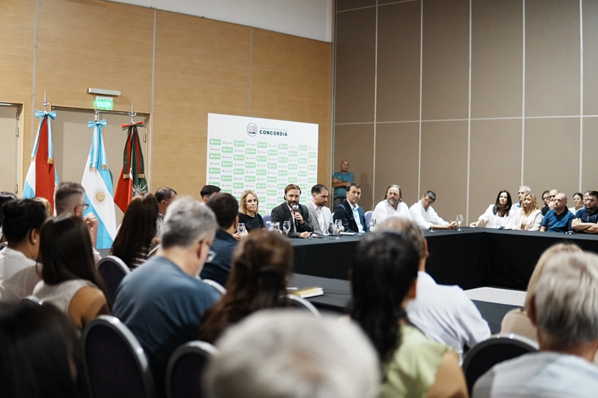 Reuni&oacute;n de gabinete encabezada por Azcu&eacute;.