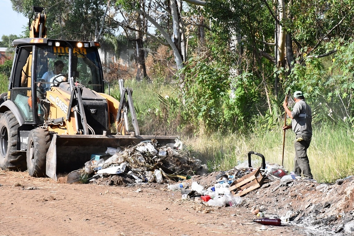 Cuadrillas de la municipalidad limpiando microbasurales.