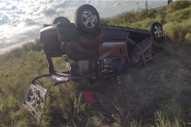 Una mujer result&oacute; lesionada tras el vuelco de su camioneta en Ruta 18