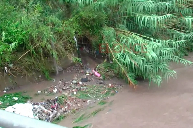 La lluvia provoc&oacute; el desborde de un arroyo y buscan a dos integrantes de una familia entrerriana