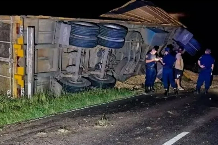 Un hombre se habr&iacute;a disparado tras chocar su veh&iacute;culo contra un cami&oacute;n