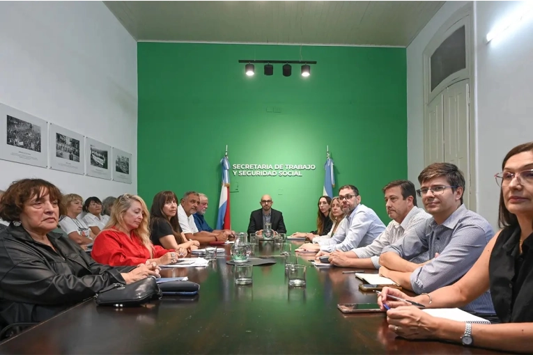 El gobierno present&oacute; una propuesta salarial a los estatales y se pas&oacute; a cuarto intermedio