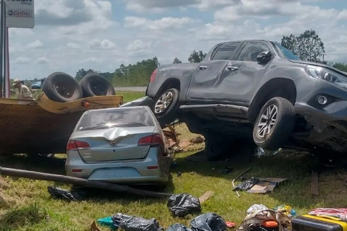 Un vuelvo a la altura del Departamento Federaci&oacute;n involucr&oacute; a una camioneta y un trailer.
