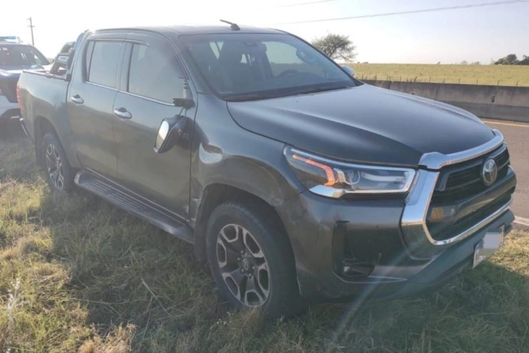 En una maniobra de sobrepaso chocaron un cami&oacute;n y una camioneta