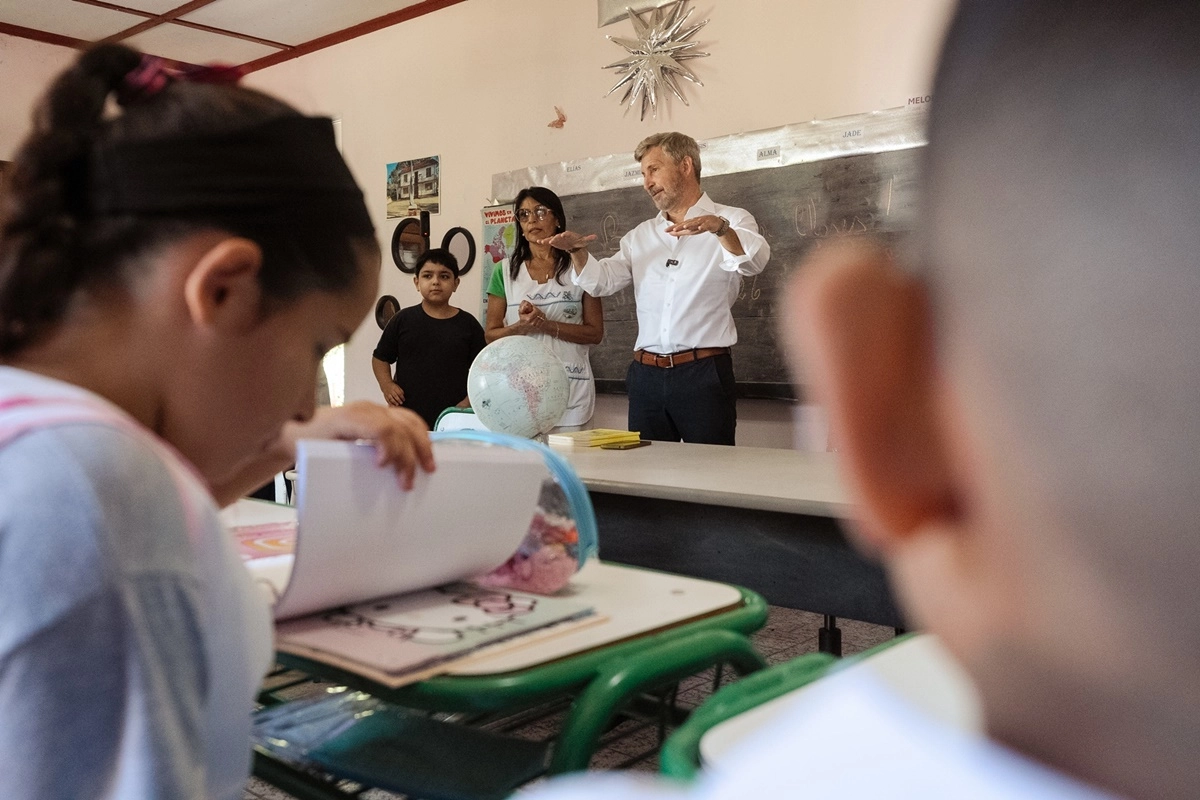 "La educaci&oacute;n nos hace libres", afirm&oacute; el gobernador.