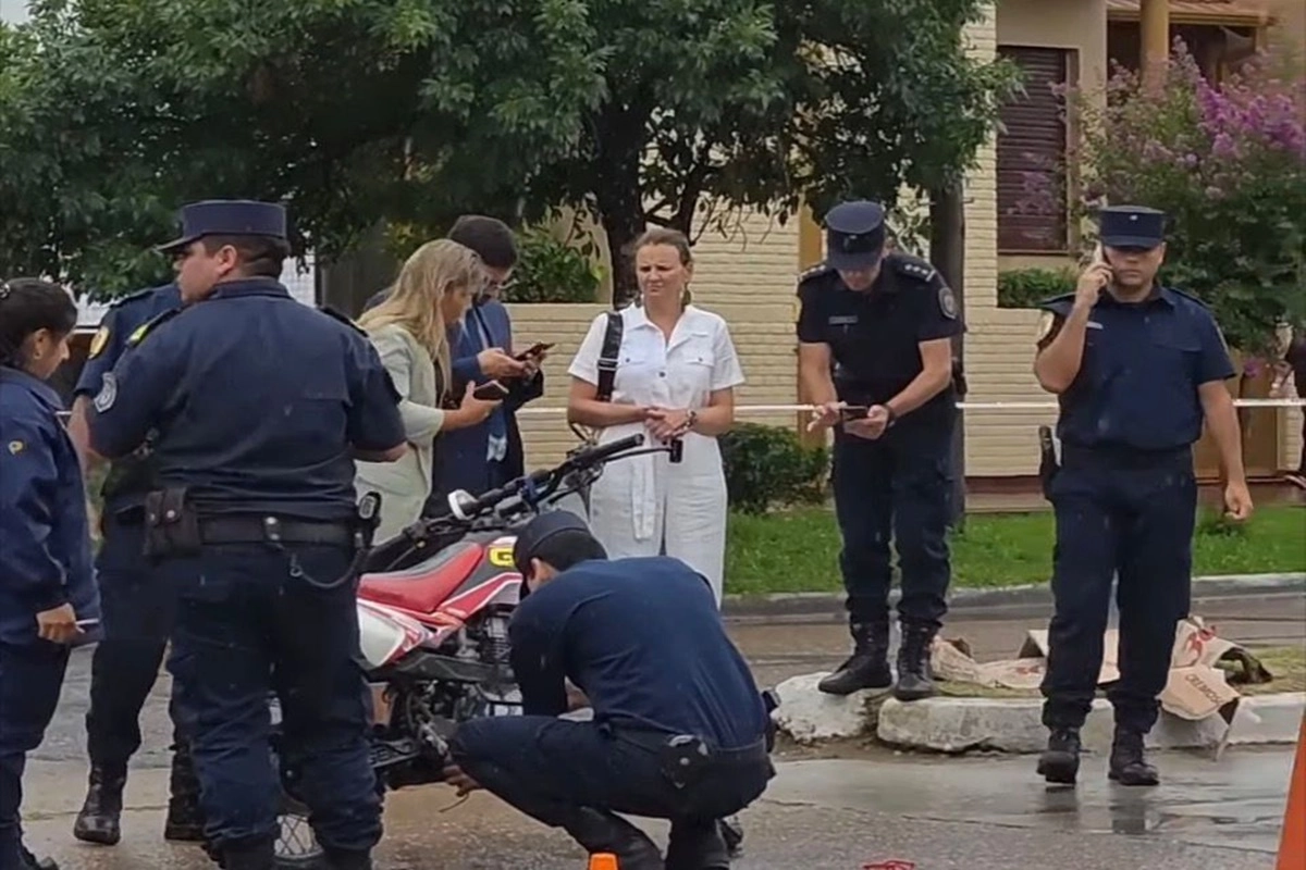 El motociclista cay&oacute; debajo del colectivo justo cuando este iniciaba su marcha.