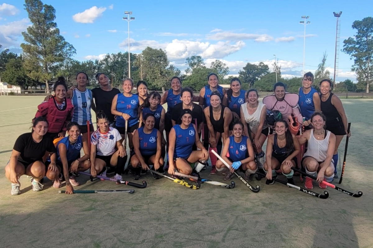 Todas las mujeres a la cancha, disfrutando de su d&iacute;a.