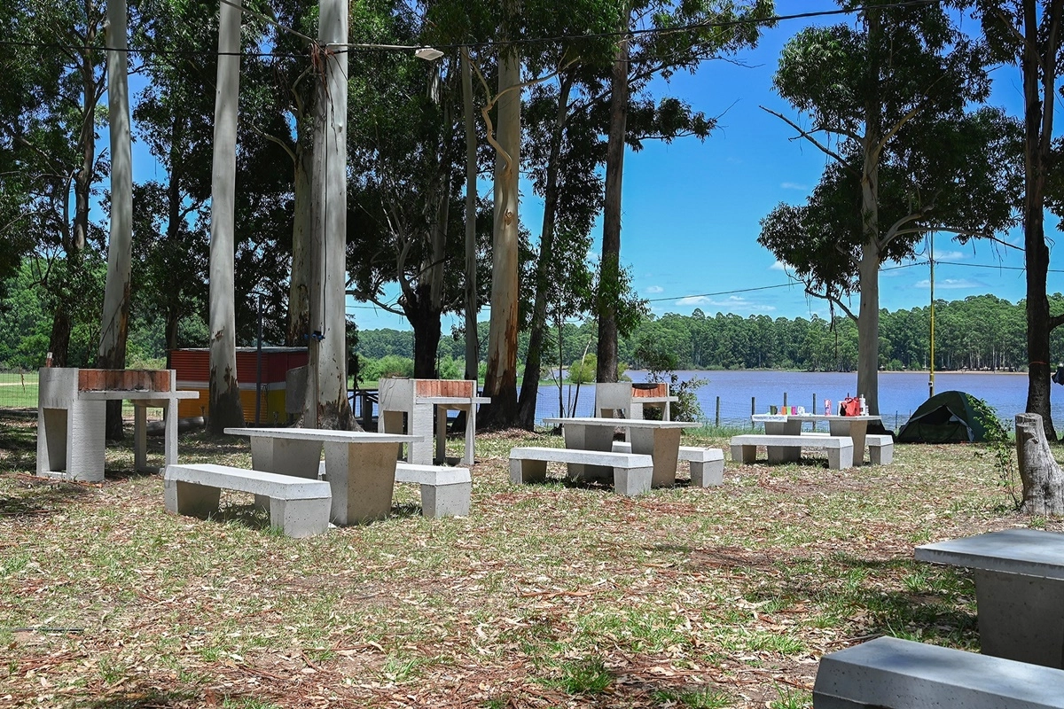 El objetivo de fortalecer los &aacute;mbitos de recreaci&oacute;n y encuentros al aire libre en el perilago.