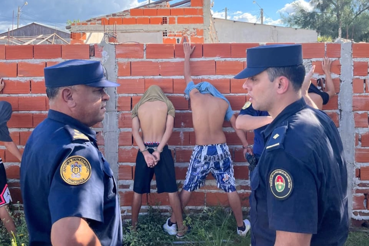 Los tres violentos quedaron detenidos.