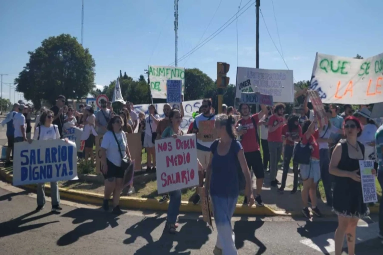 En una localidad entrerriana realizaron una "semaforeada" por el paro universitario
