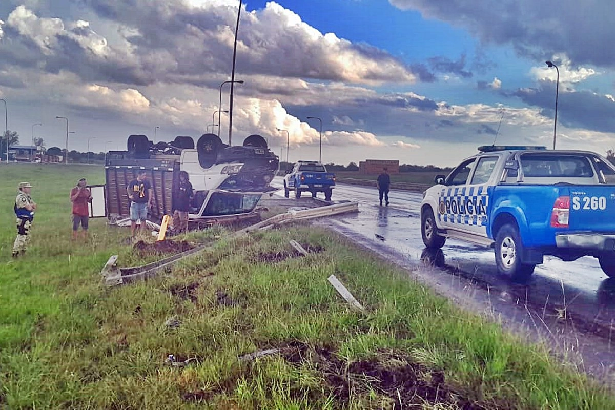 El rodado termin&oacute; completamento volcado