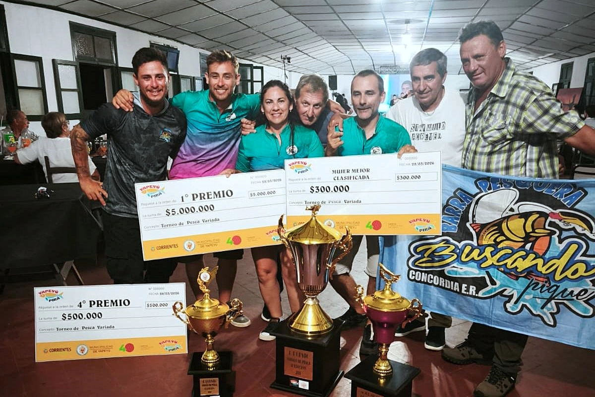 Los integrantes de  la Pe&ntilde;a Buscando Pique con los premios