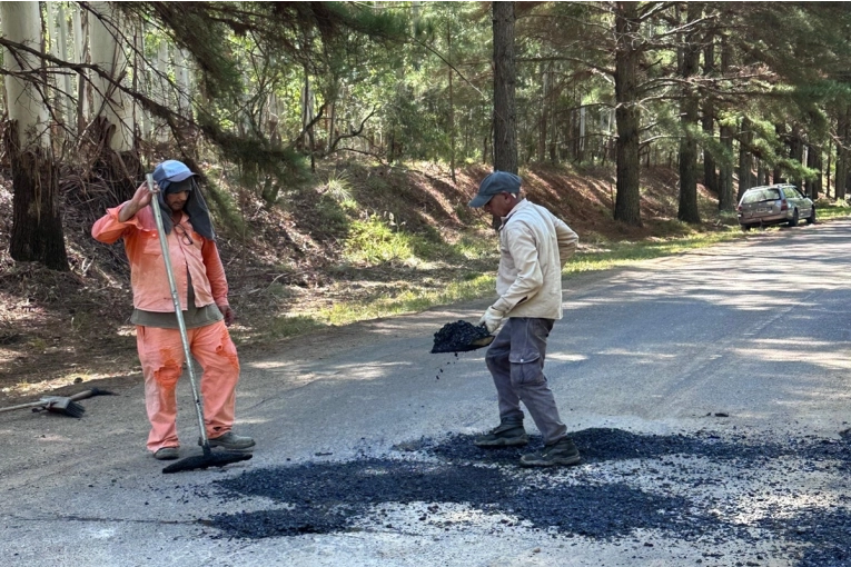 Comenzaron los trabajos de bacheo en accesos y zonas de camping del Lago de Salto Grande