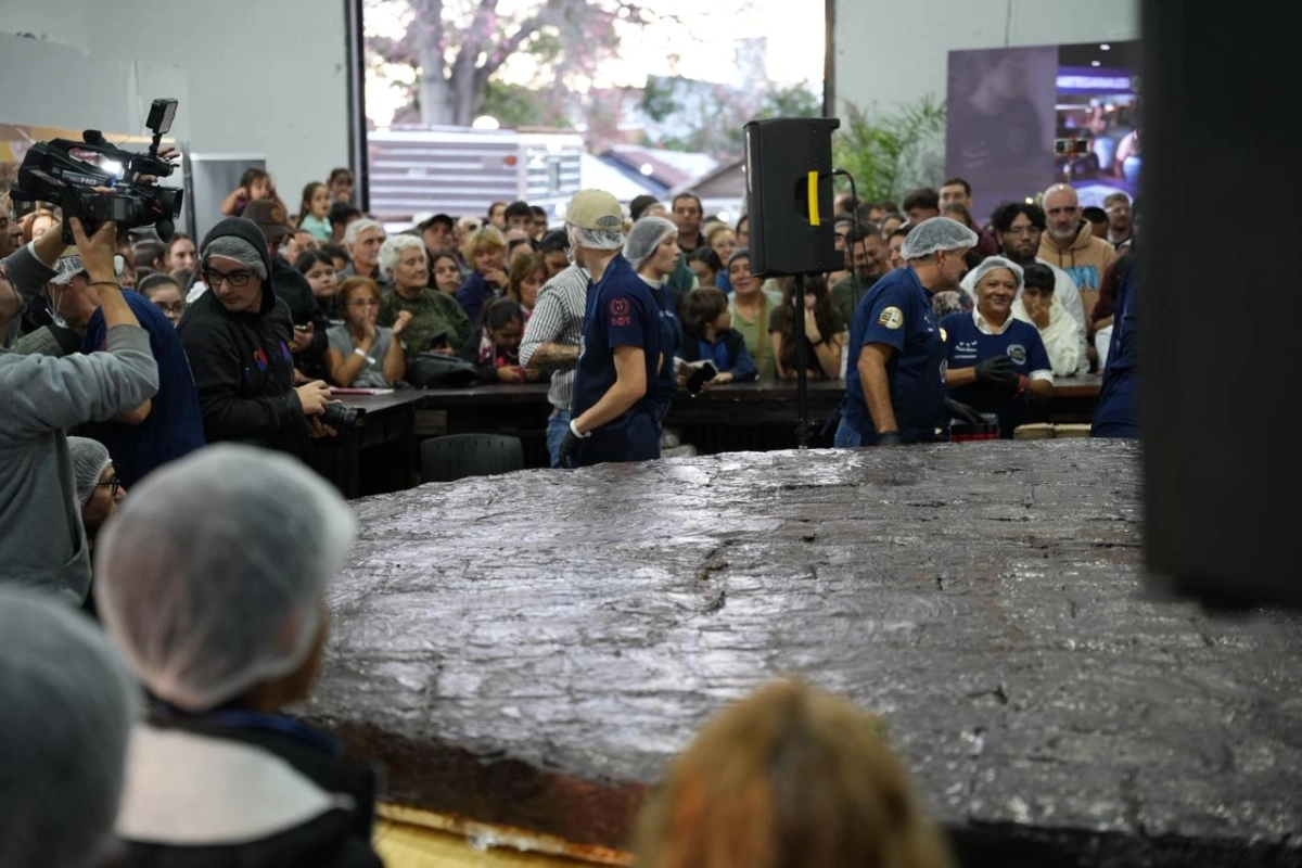 Una chocolateria local  elabor&oacute; el alfajor m&aacute;s grande del mundo.