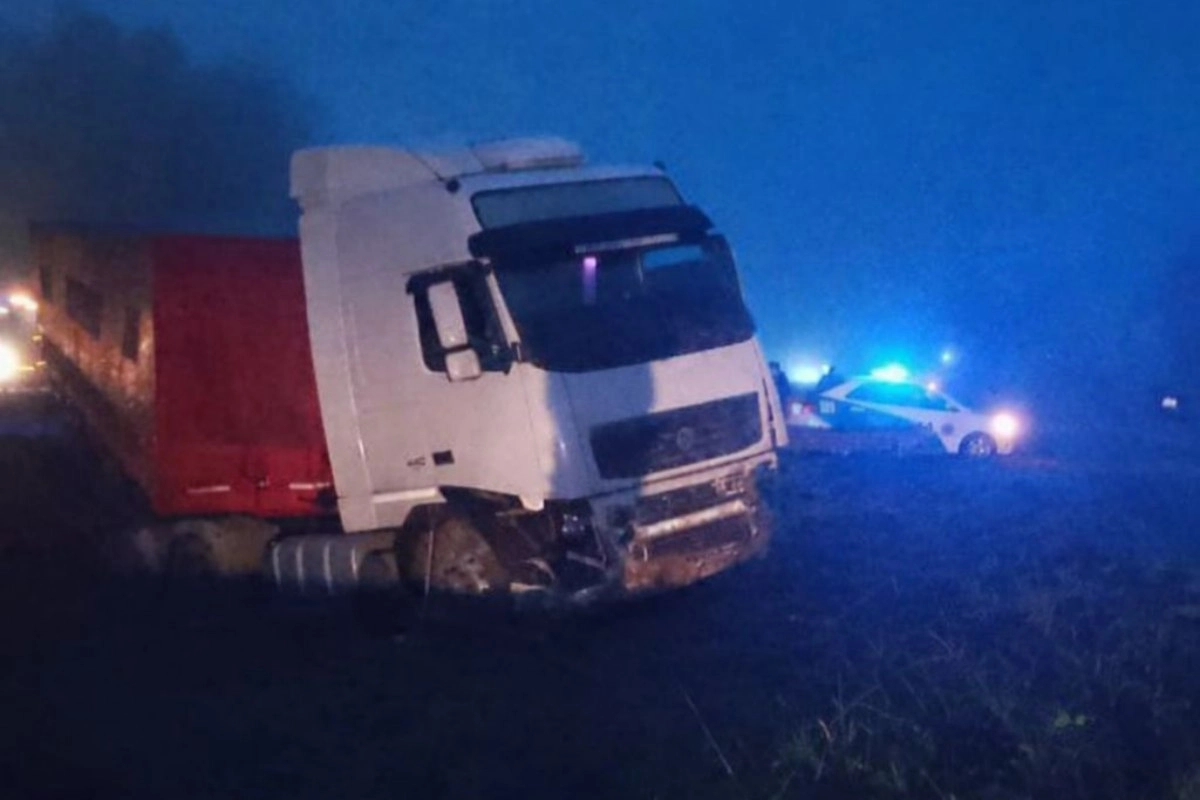 El veh&iacute;culo de gran porte choc&oacute; contra el guardarrail.
