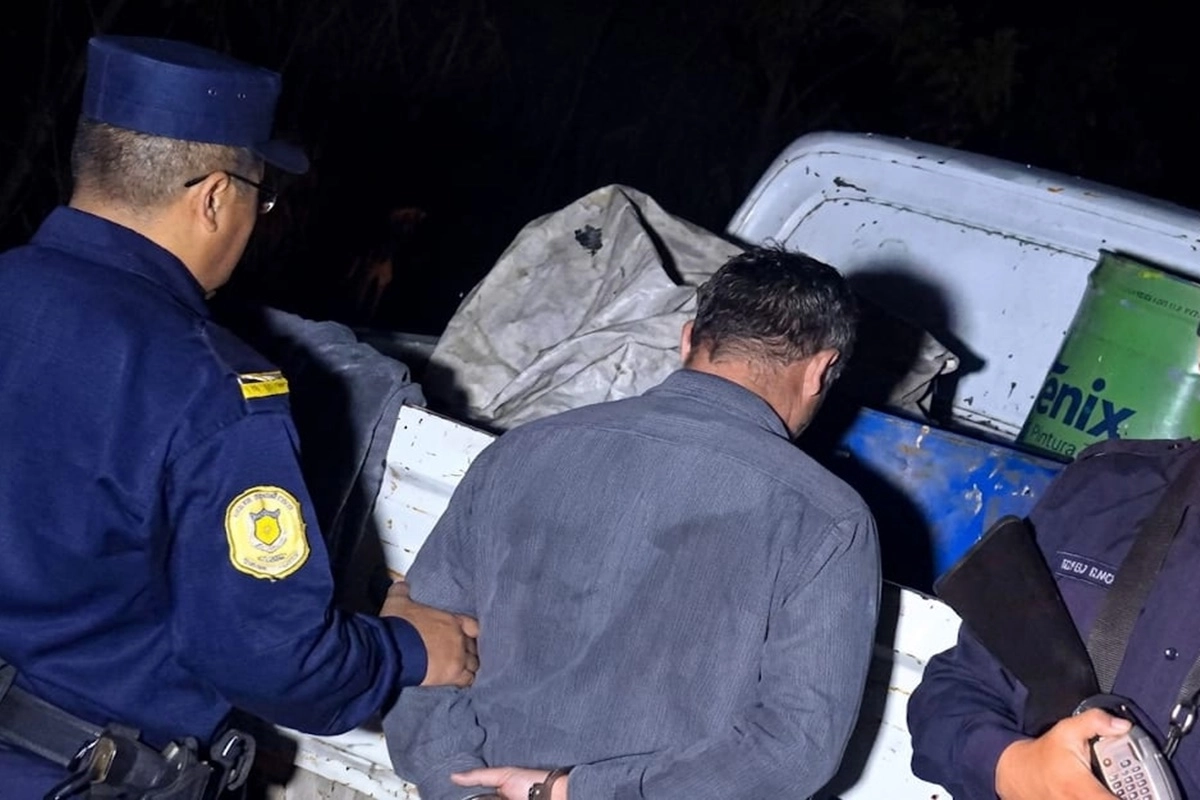 Se detuvo al conductor y al acompa&ntilde;ante por resistencia a la autoridad.