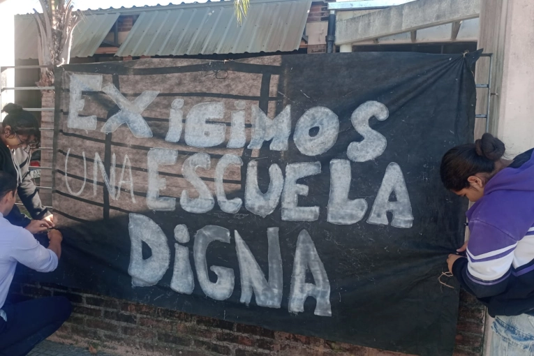 Estudiantes de una escuela concordiense reclaman por personal y horas c&aacute;tedra