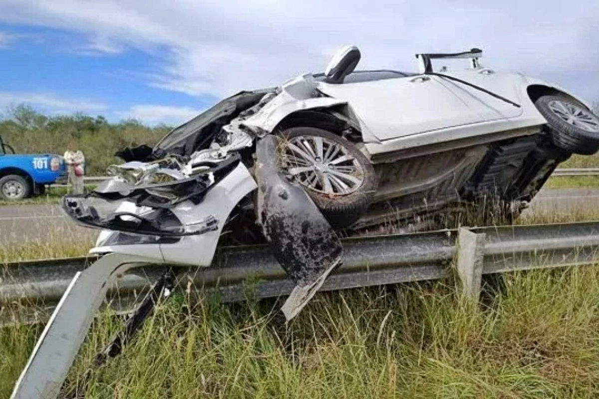 La particular posici&oacute;n en que qued&oacute; el automovil siniestrado.