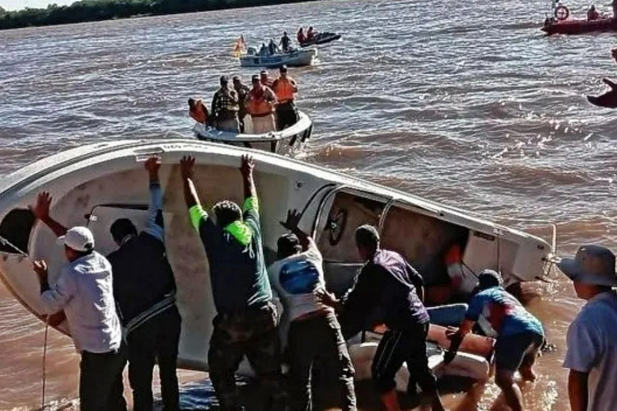 Una lancha volc&oacute; durante la largada de la pesca del Surub&iacute;.